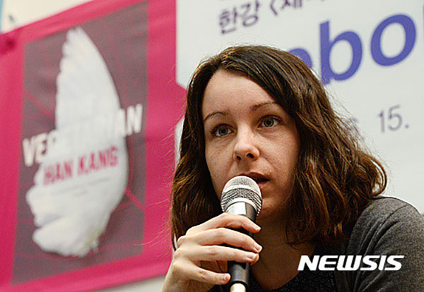 동경외어전문학교 한강 소설작품 번역가 데보라 스미스 2.jpg