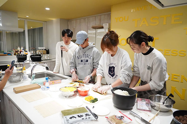 오비린대학 한국인 학생 김밥 만들기 4.jpg