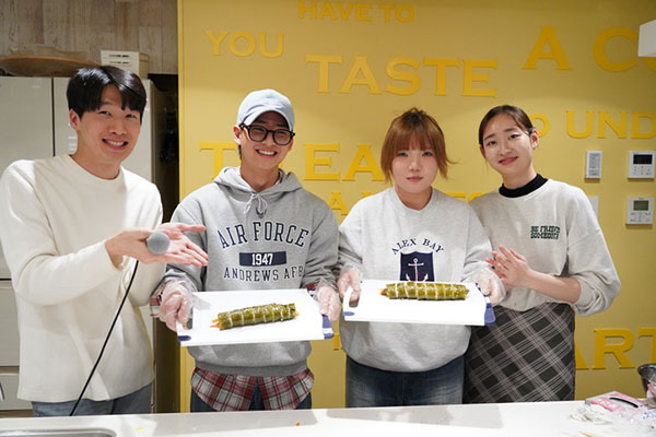 오비린대학 한국인 학생 김밥 만들기 5.jpg